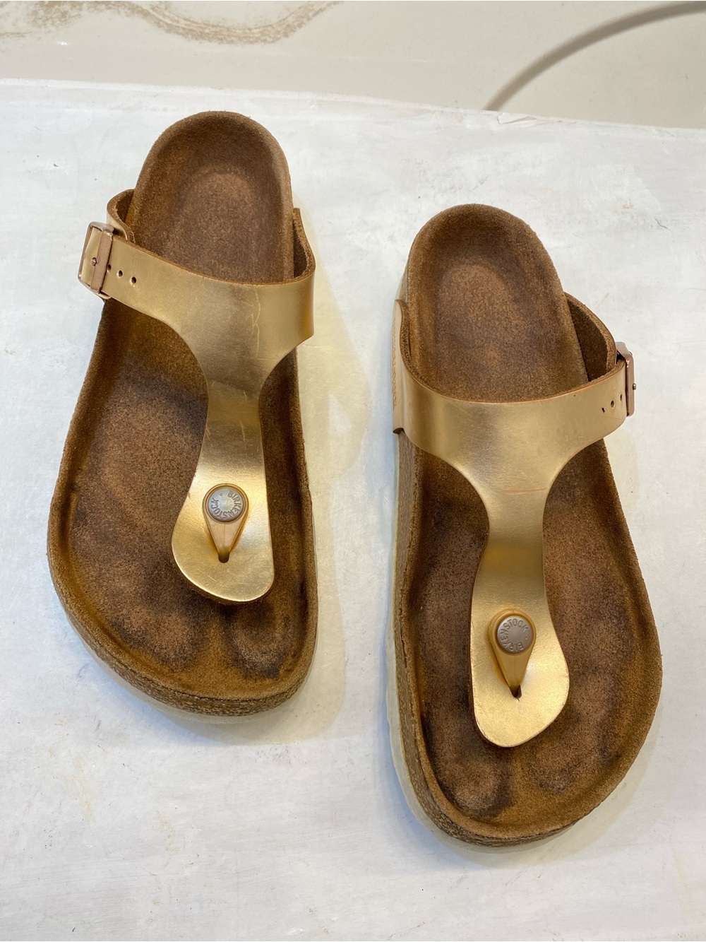 Birkenstock Gizeh metallic gold straps Ladies Size 7, Men’s Size 5 good shape